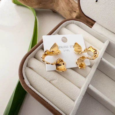 Çelik Ezme Plaka Gold Renk Asimetrik Tarz Küpe