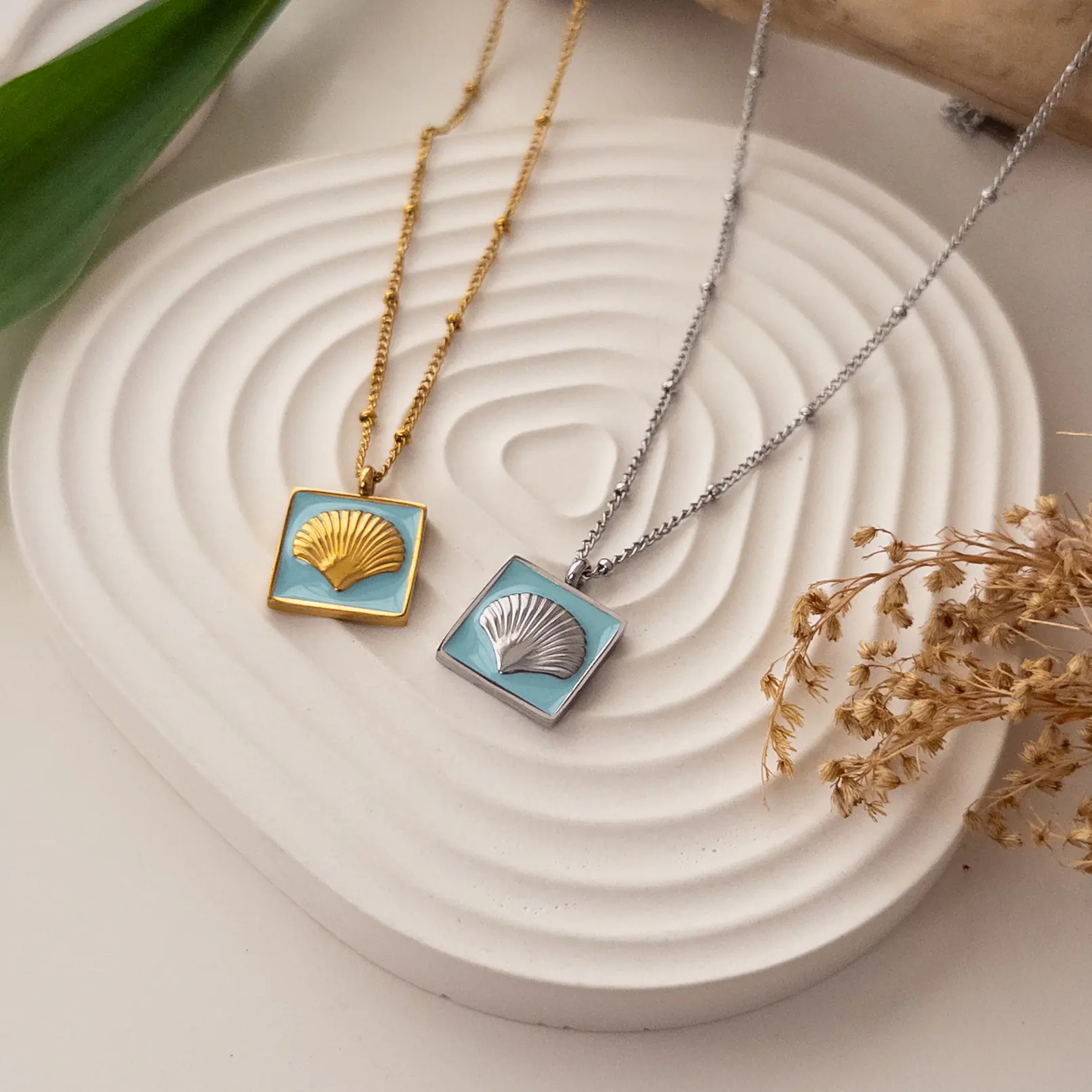 Çelik Renkli Mineli Deniz Kabuğu Figürlü Zarif Kolye