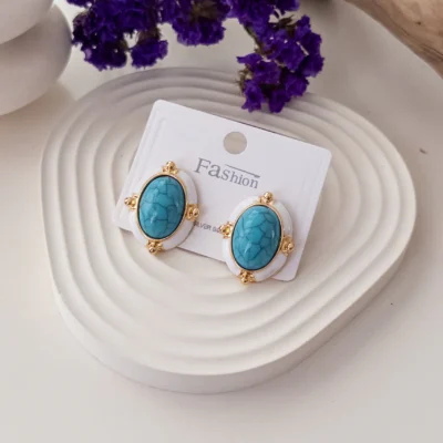 Beyaz Mineli Taşlı Oval Düğme Küpe