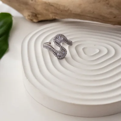 İthal Altı Açık Zirkon Baget Taş Detaylı Kıvrımlı Tasarım Yüzük