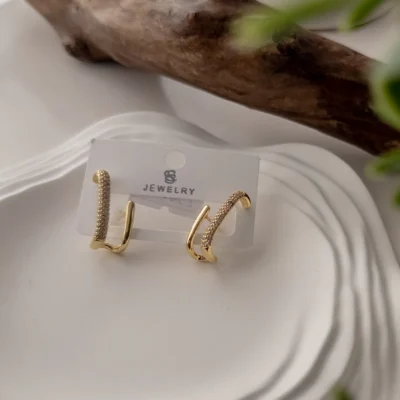 İthal 14K Renk Zirkon Taş İşlemeli Tek Delikte Çiftli Duran Askıda Tasarım Küpe