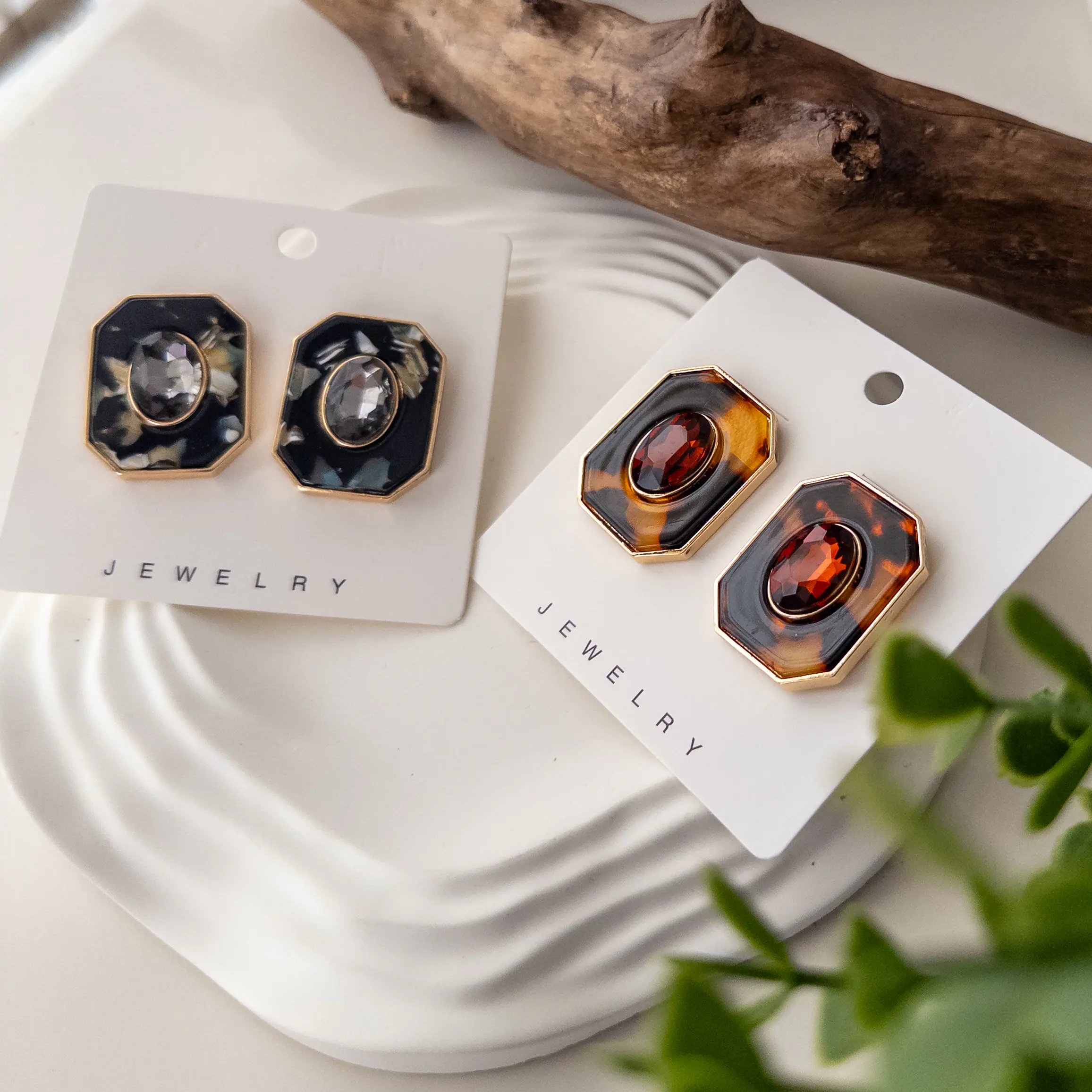 Ortası Büyük Elips Kristal Taşlı Desen İşlemeli Tasarım Köşeli Küpe