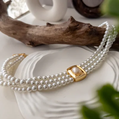 Ortası Plakalı Üçlü İnci Choker Kolye