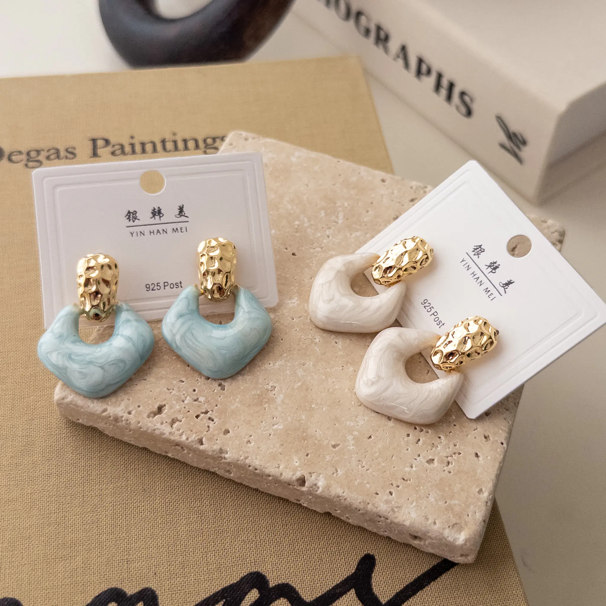 Gold Renk Ezme Plakalı Renkli Mine Sallantılı Tarz Küpe