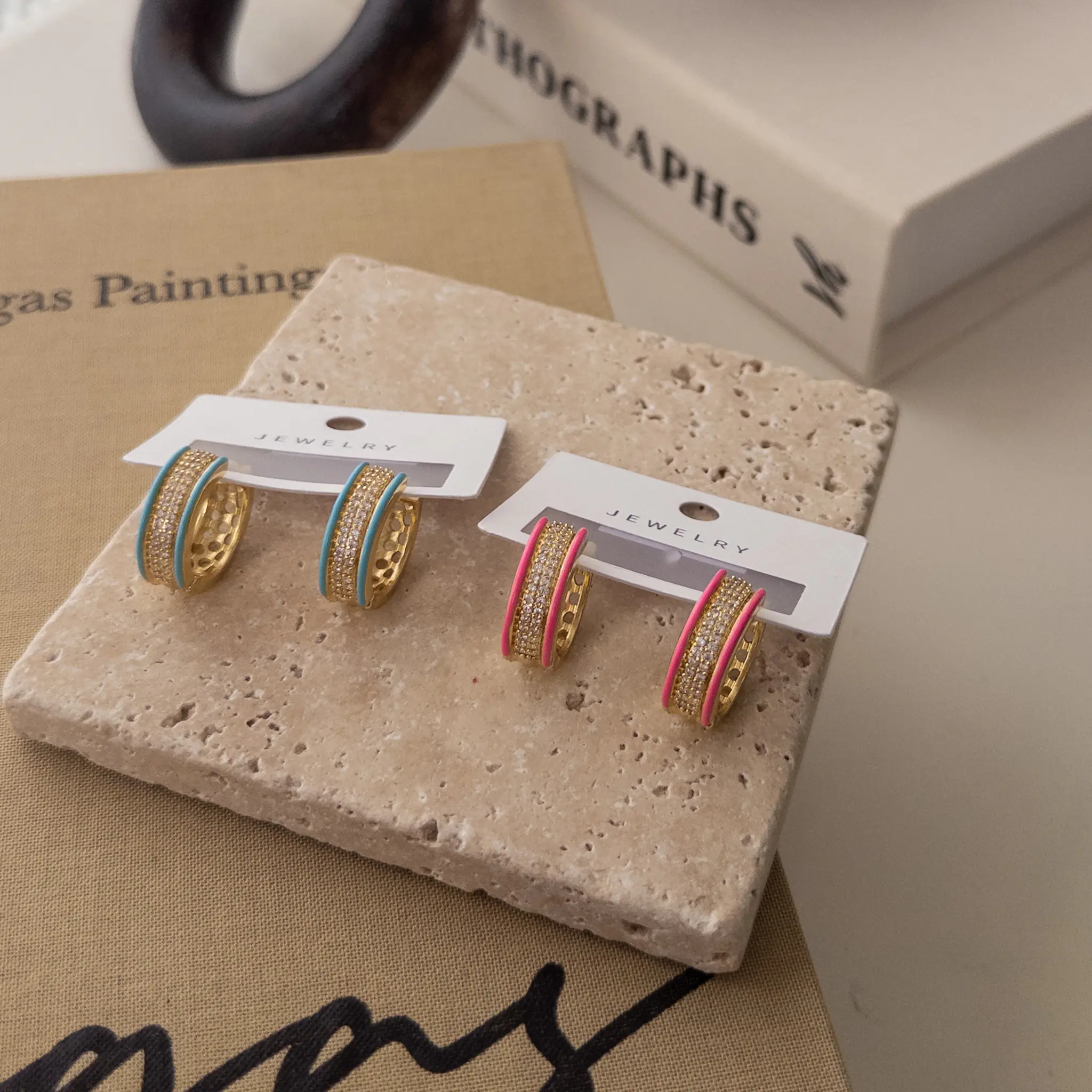 Kenarları Renkli Mineli Ortası Gömme Zirkon Taşlı Halka Küpe