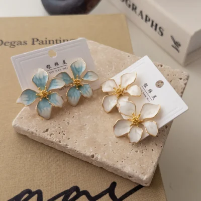 Mineli Gold Detaylı Metal Çiçek Küpe