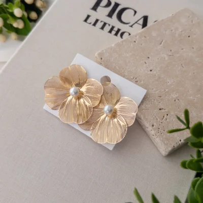 Ortası İncili Metal Çiçek Figür Küpe