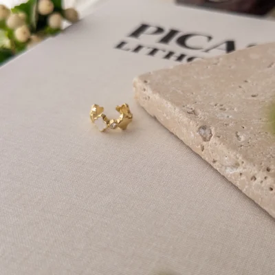 Sedef Ve Zirkon Taş Detaylı Yonca Figürlü Tarz Earcuff Küpe