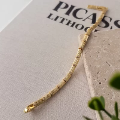 Zirkon Taş Detaylı Mat Gold Renk Çizgili Silindir Plaka Tasarım Bileklik