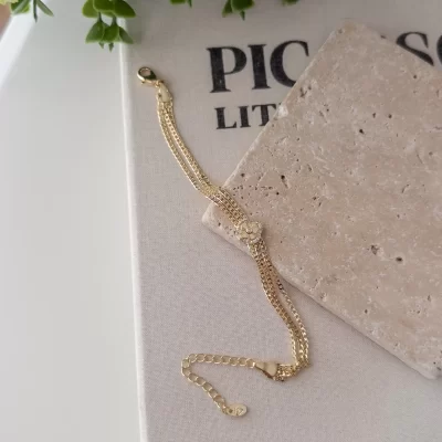 Gold Renk Ortası Zirkon Taş Detaylı Lazer Kesim Yonca Figürlü Üç Zincirli Zarif Bileklik