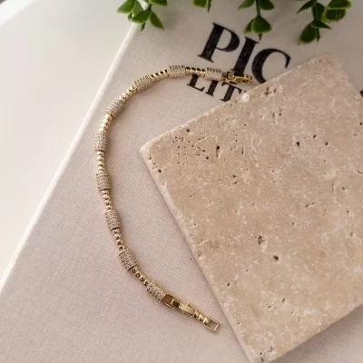 Gold Renk Zirkon Taş İşlemeli Top Detaylı Tarz Bileklik