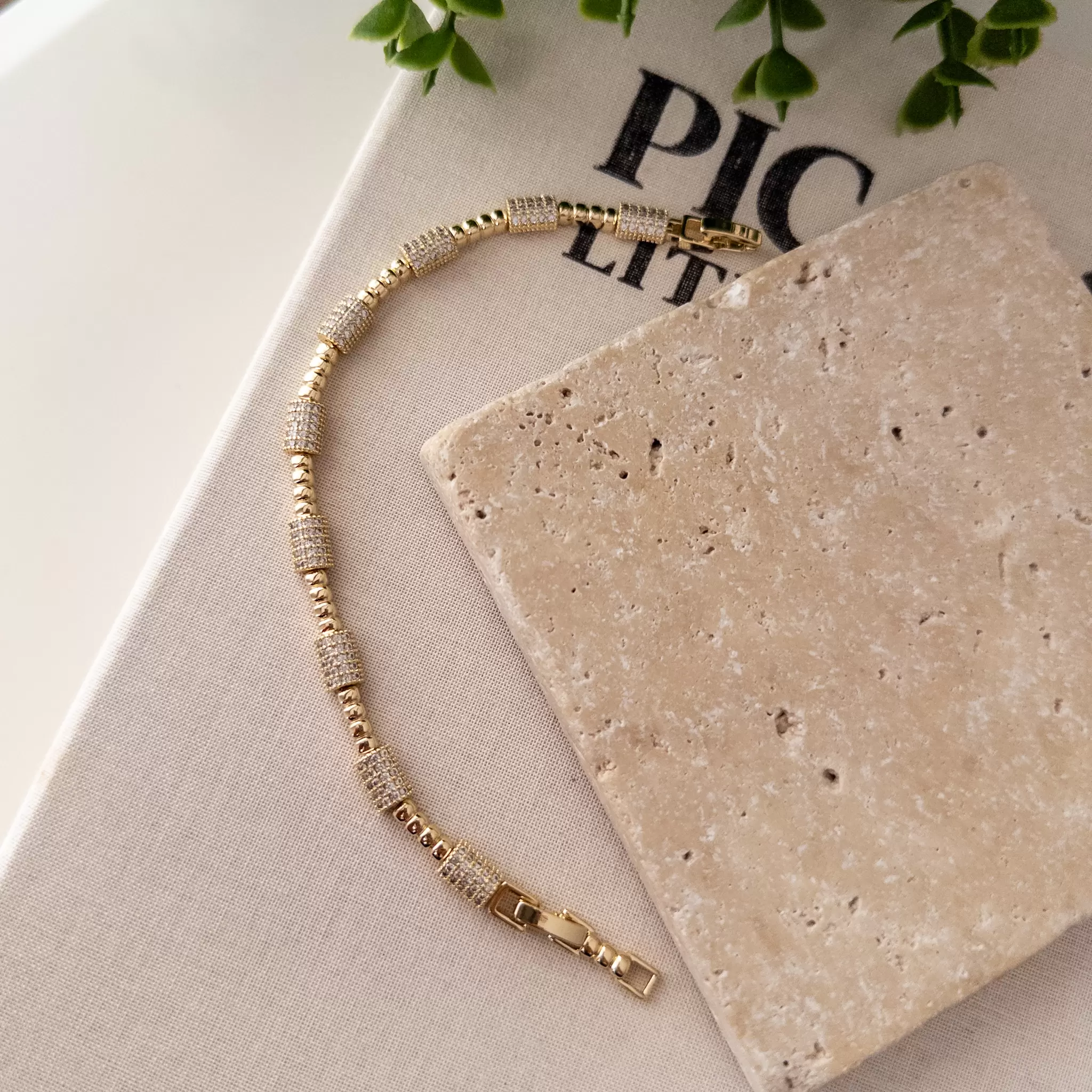 Gold Renk Zirkon Taş İşlemeli Top Detaylı Tarz Bileklik