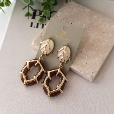 Kahverengi Ve Krem Renkli Gold İşlemeli Tasarım Uzun Büyük Küpe