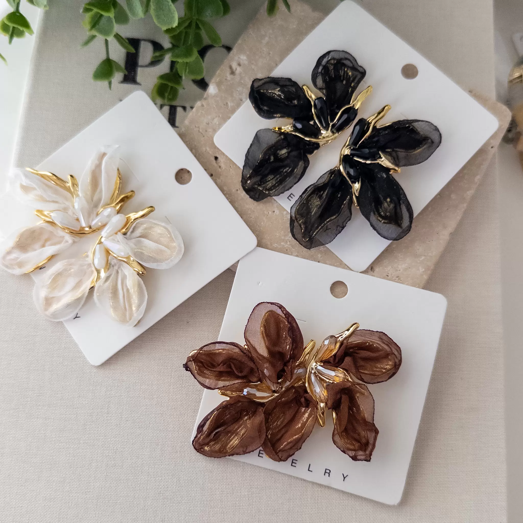 Kristal Boncuk Gold Plaka Üzerine Kumaş İşlemeli Tasarım Büyük Küpe