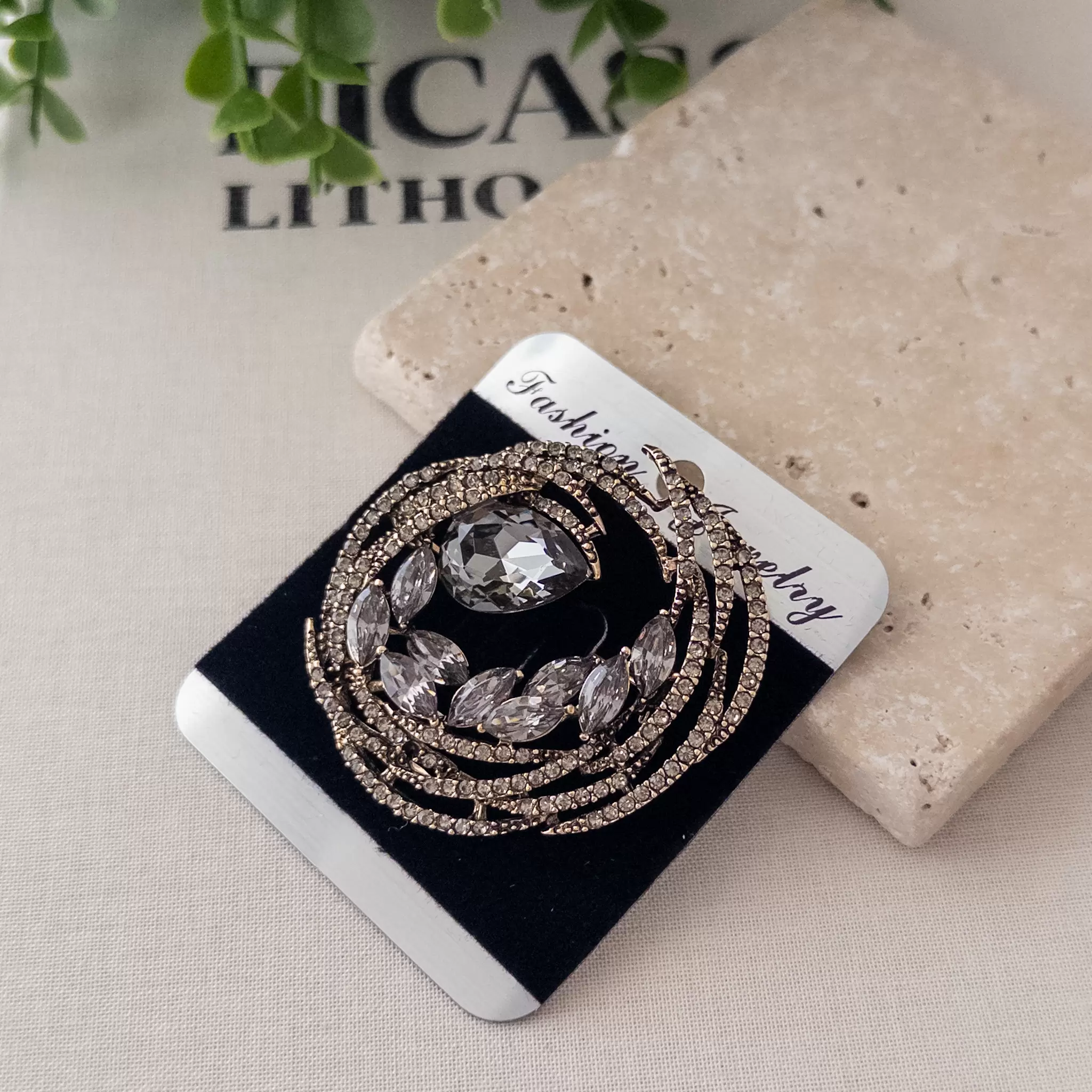 Kristal Taşlı Antrasit Taş İşlemeli Broş