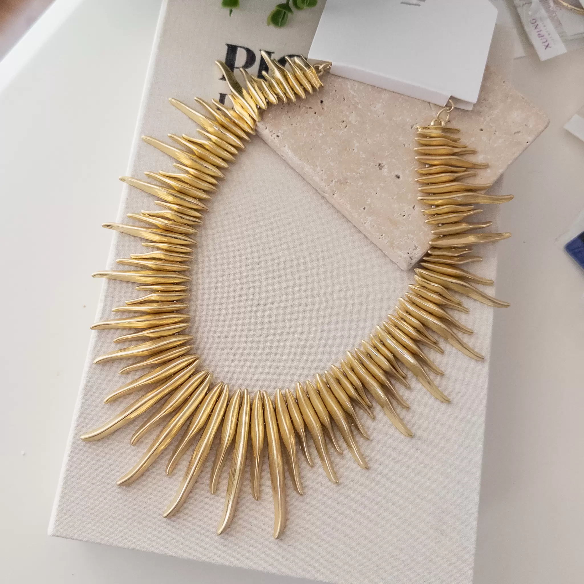 Mat Sarı Döküm Tasarım Büyük Kolye