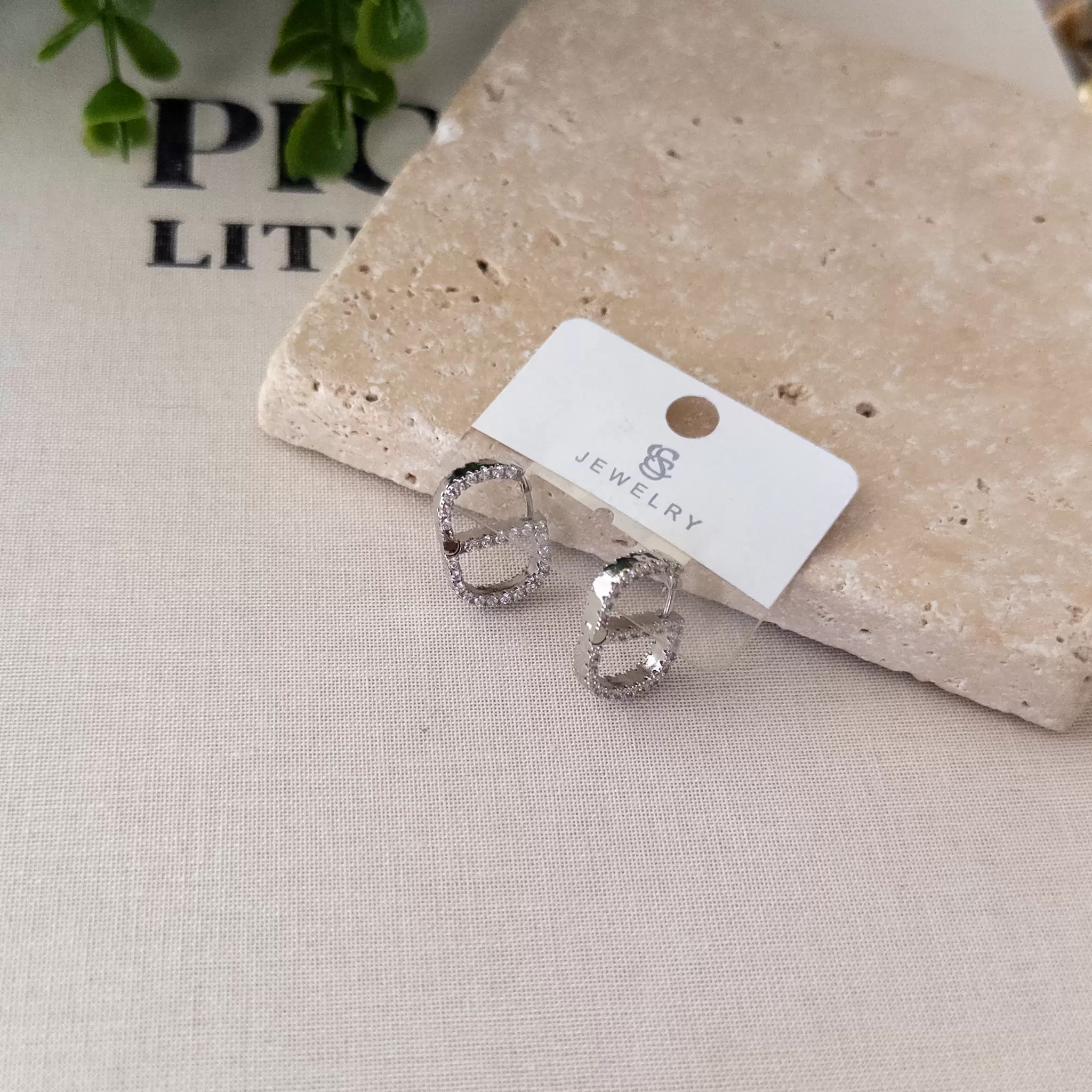 Minimal Gümüş Renk Zirkon Taş İşlemeli Zarif Tasarım Küpe