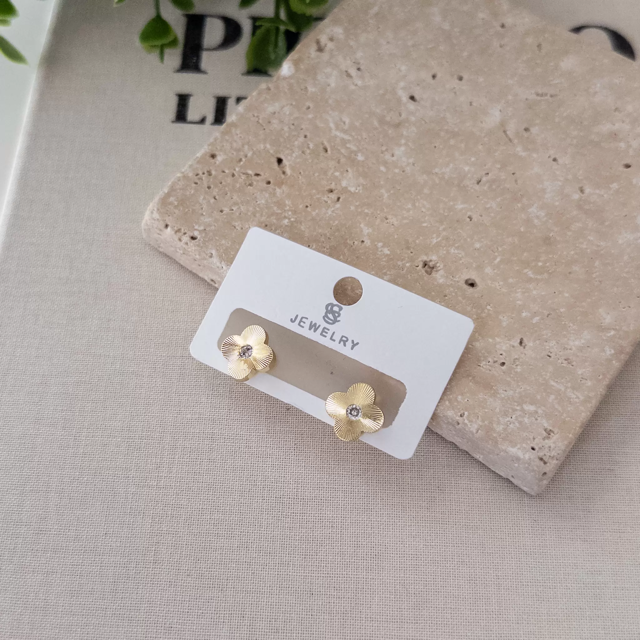 Ortası Taşlı Lazer Kesim İşlemeli Yonca Küpe