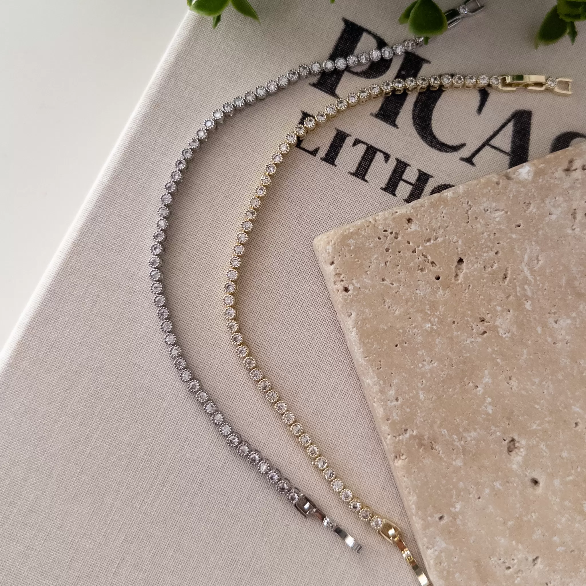 Özel Seri Montürlü Yuvarlak Taşlı Zarif Su Yolu Bileklik