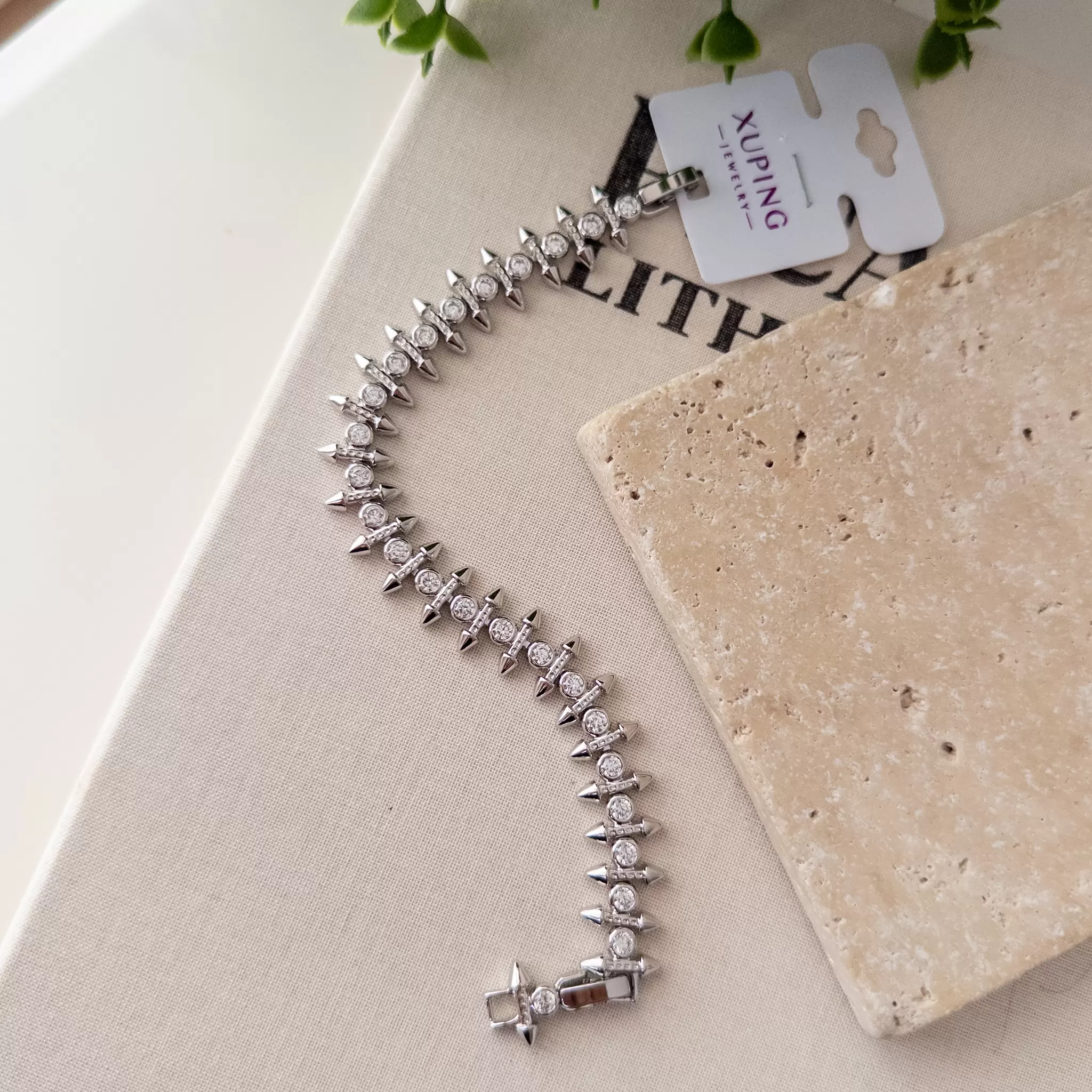 Xp Özel Seri Gümüş Renk Ortası Zirkon Taşlı Kenarları Çıkıntılı Tasarım Bileklik