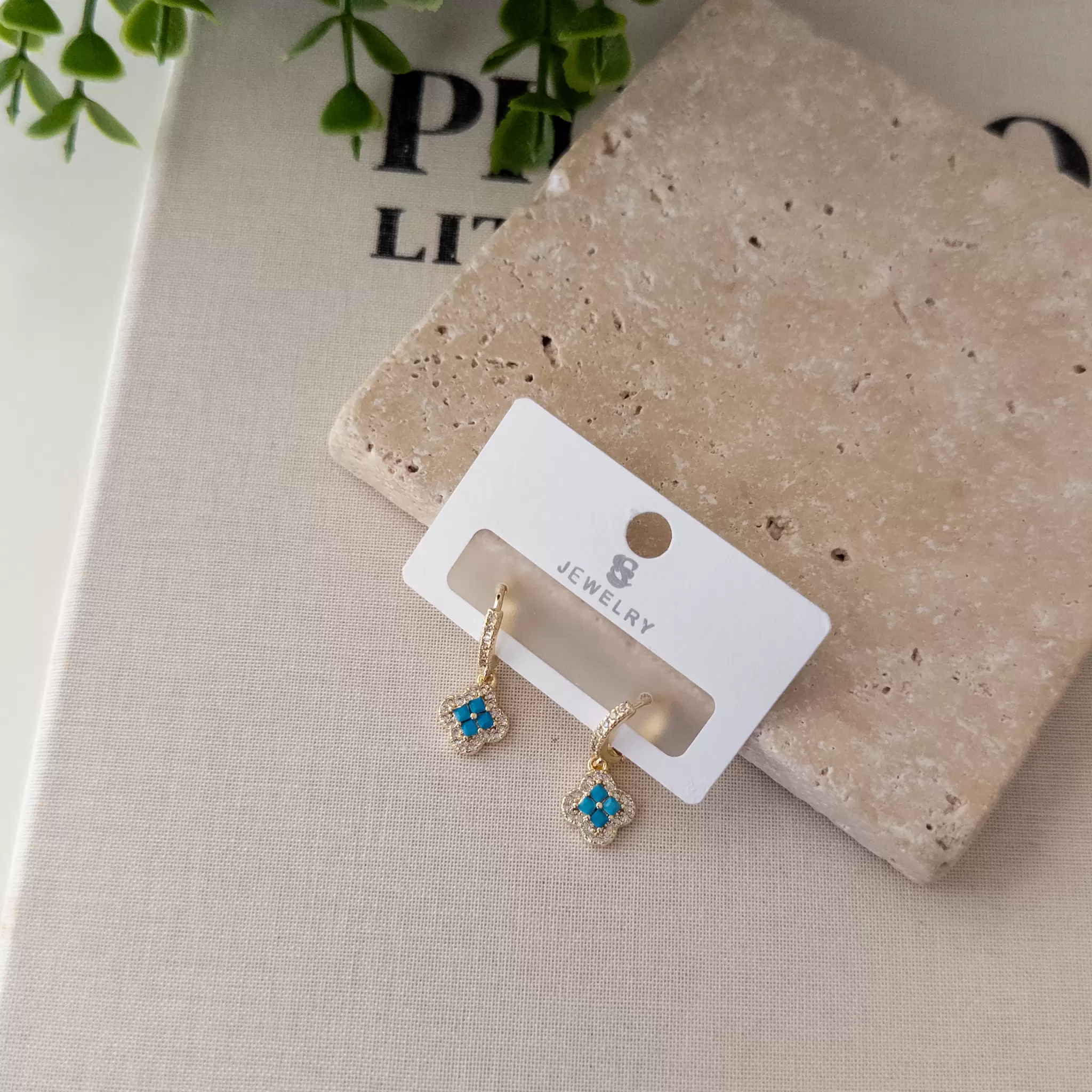 Zirkon Taşlı Mavi Taş Detaylı Yonca Sallantılı Minimal Halka Küpe