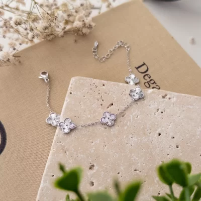 Gümüş Renk Lazer Kesim Yonca Zarif Bileklik