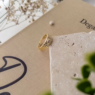 Pembe Taş Detaylı Tırtıklı Plaka Alttan Ayarlanabilir Yüzük