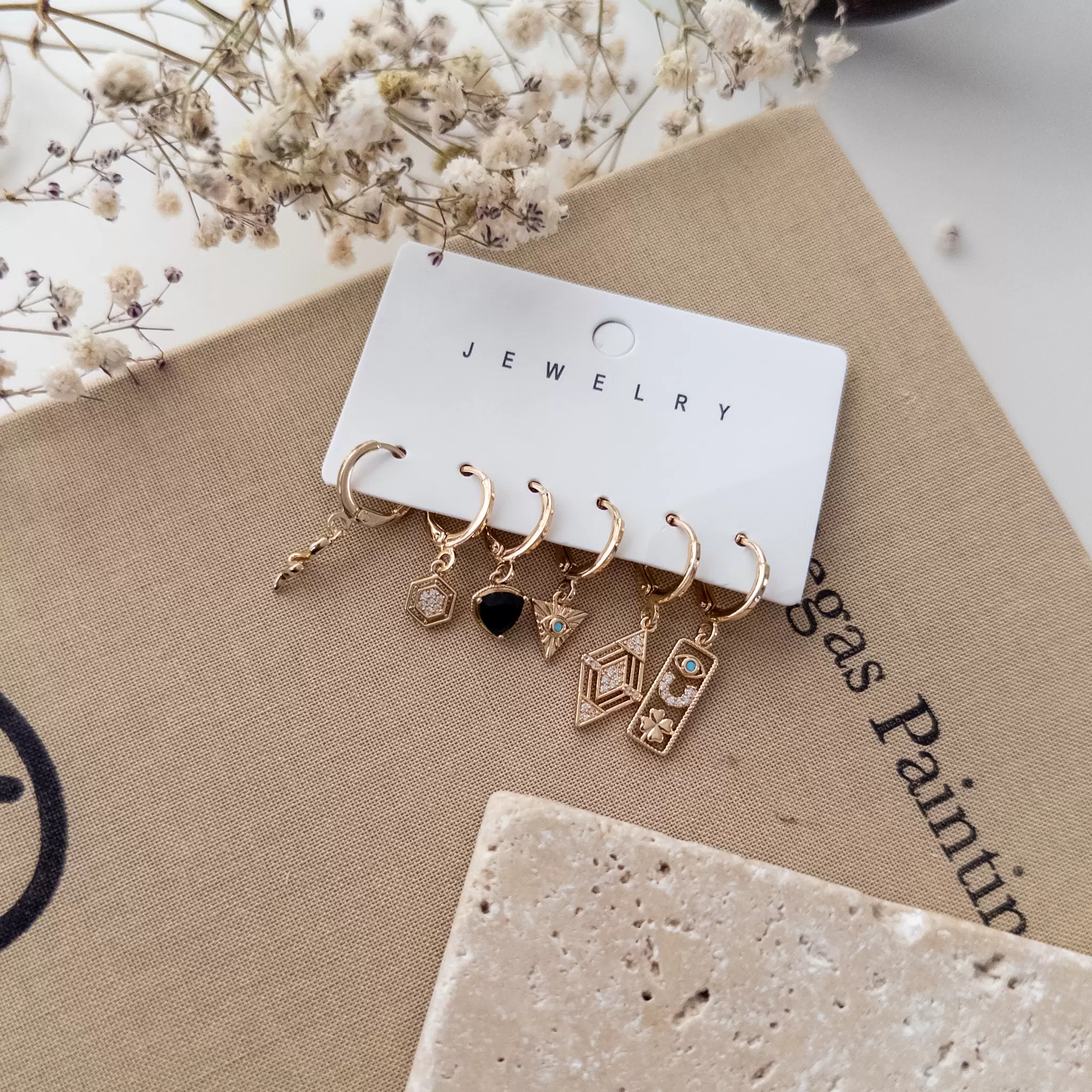 Siyah Taş Detaylı Mavi Göz İşlemeli Tasarım Altılı Kombin Set Küpe