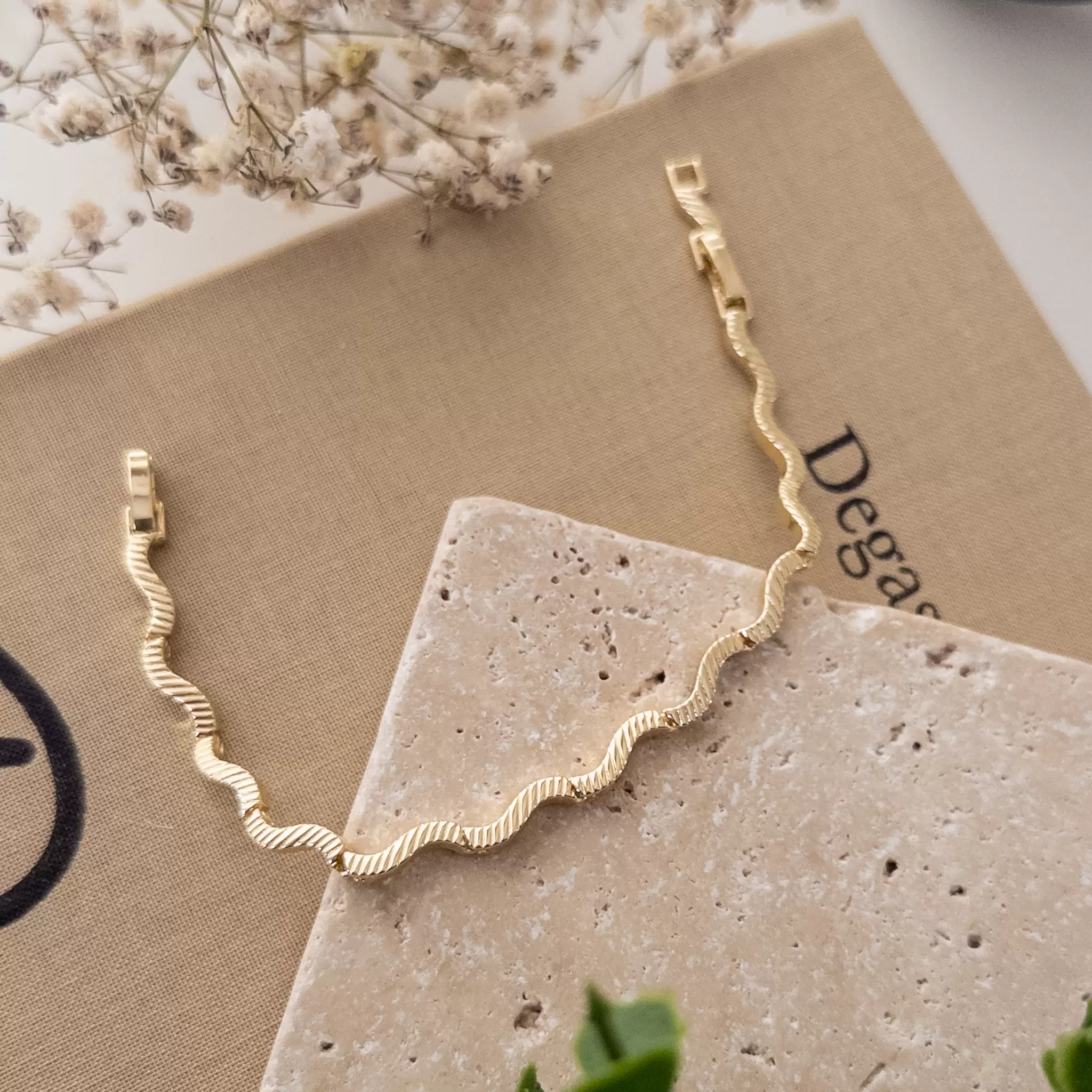 Tırtıklı Plaka Dalgalı Zarif Bileklik