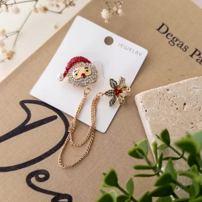 Yılbaşı Temalı Noel Baba Ve Çiçek Figürlü İkili Zincir Sallantılı Broş