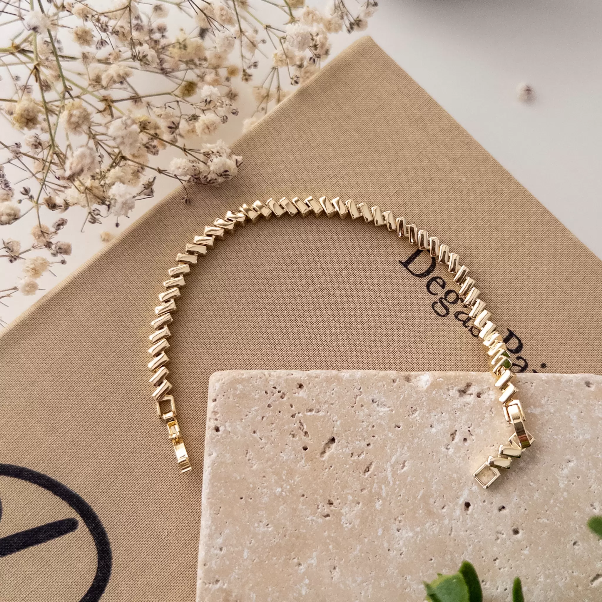 Zarif Dikdörtgen Çapraz Plakalı Tasarım Bileklik