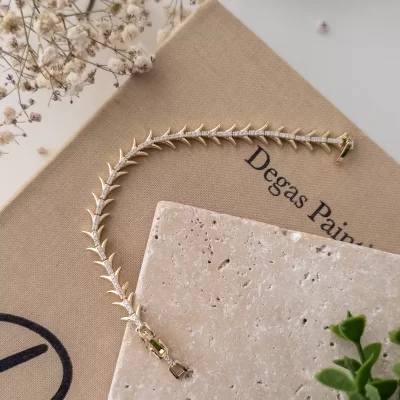 Zirkon Taş İşlemeli Kenarları Çıkıntılı Tasarım Bileklik