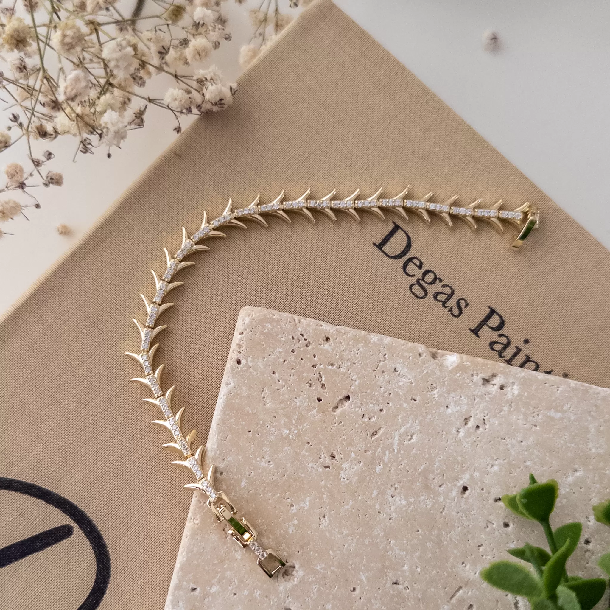 Zirkon Taş İşlemeli Kenarları Çıkıntılı Tasarım Bileklik