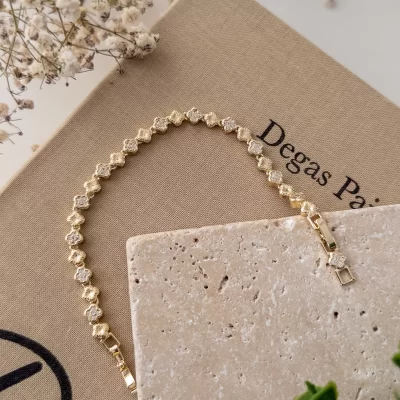 Zirkon Taş İşlemeli Lazer Kesim Yoncalı Zarif Bileklik