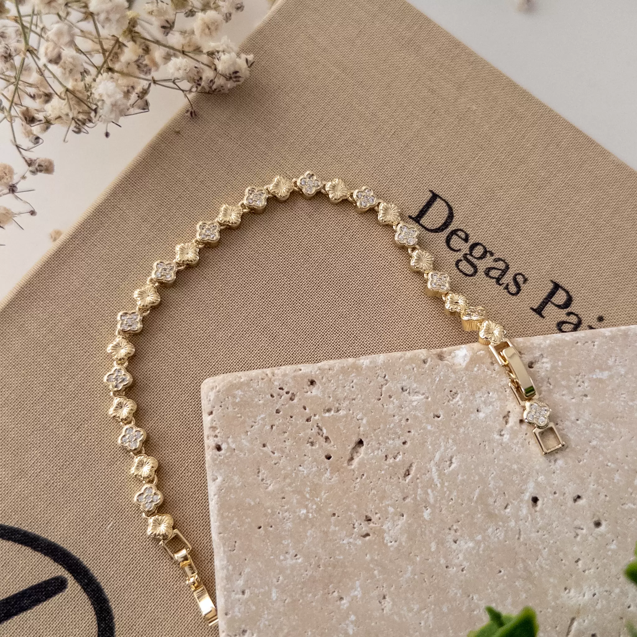 Zirkon Taş İşlemeli Lazer Kesim Yoncalı Zarif Bileklik