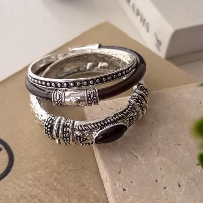 Bordo Taş Detaylı Kahverengi Ve Gümüş Renk Üçlü Tasarım Bilezik