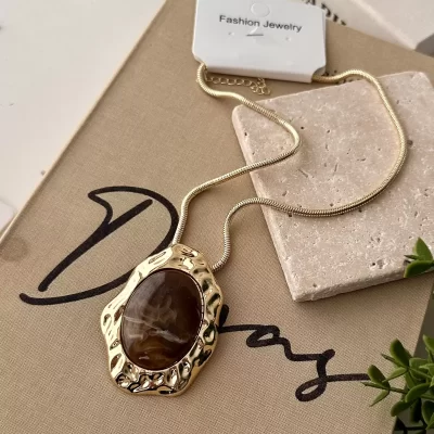 Kahverengi Taş Görünüm Ezme Plakalı Yılan Zincirli Büyük Kolye