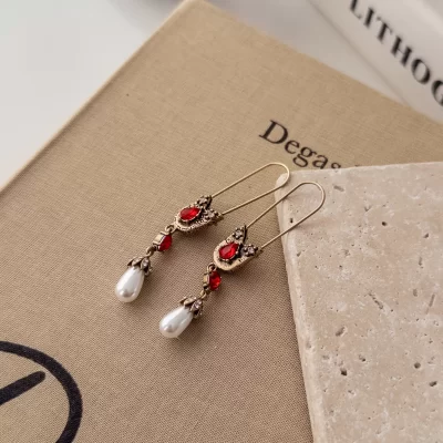 Özel Seri Kırmızı Zirkon Taş İşlemeli İnci Sallantılı Çengel İğne Tasarım Küpe