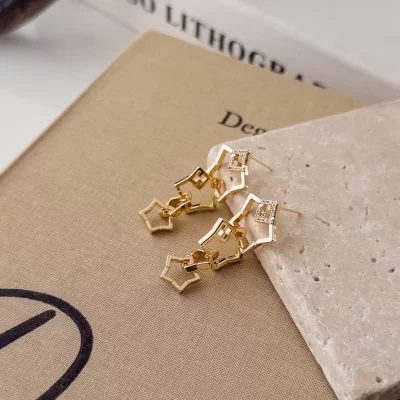 Zirkon Taş Detaylı Yıldız Figürlü Sallantılı Tasarım Küpe