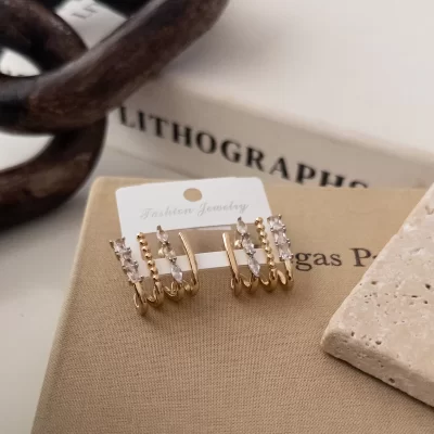 Tek Delikte Çoktu Duran Zirkon Taşlı Tasarım Küpe