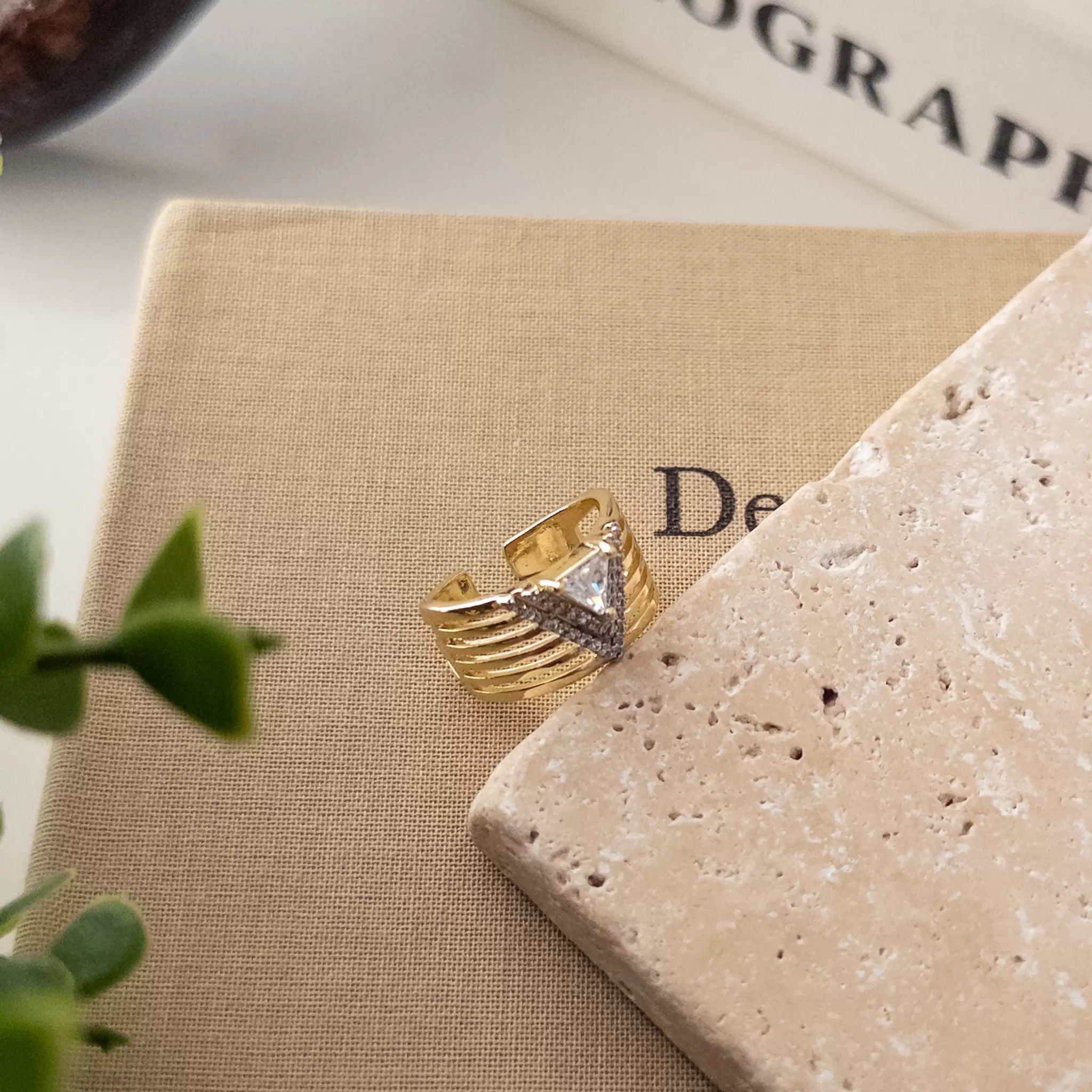 Alttan Ayarlanabilir Zirkon Taşlı Üçgen Tasarım Plaka Yüzük