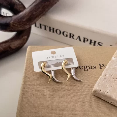 Çift Renk Kulak Arkası Ve Önüne Takılan Tasarım Eğimli Plaka Küpe