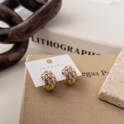 Çift Renk Zirkon Taş Detaylı Kabartmalı Yarım Halka Tombul Küpe