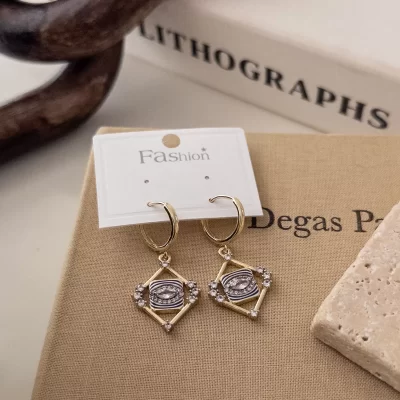 Çift Renk Zirkon Taş İşlemeli Mavi Mine Detaylı Sallantılı Halka Küpe