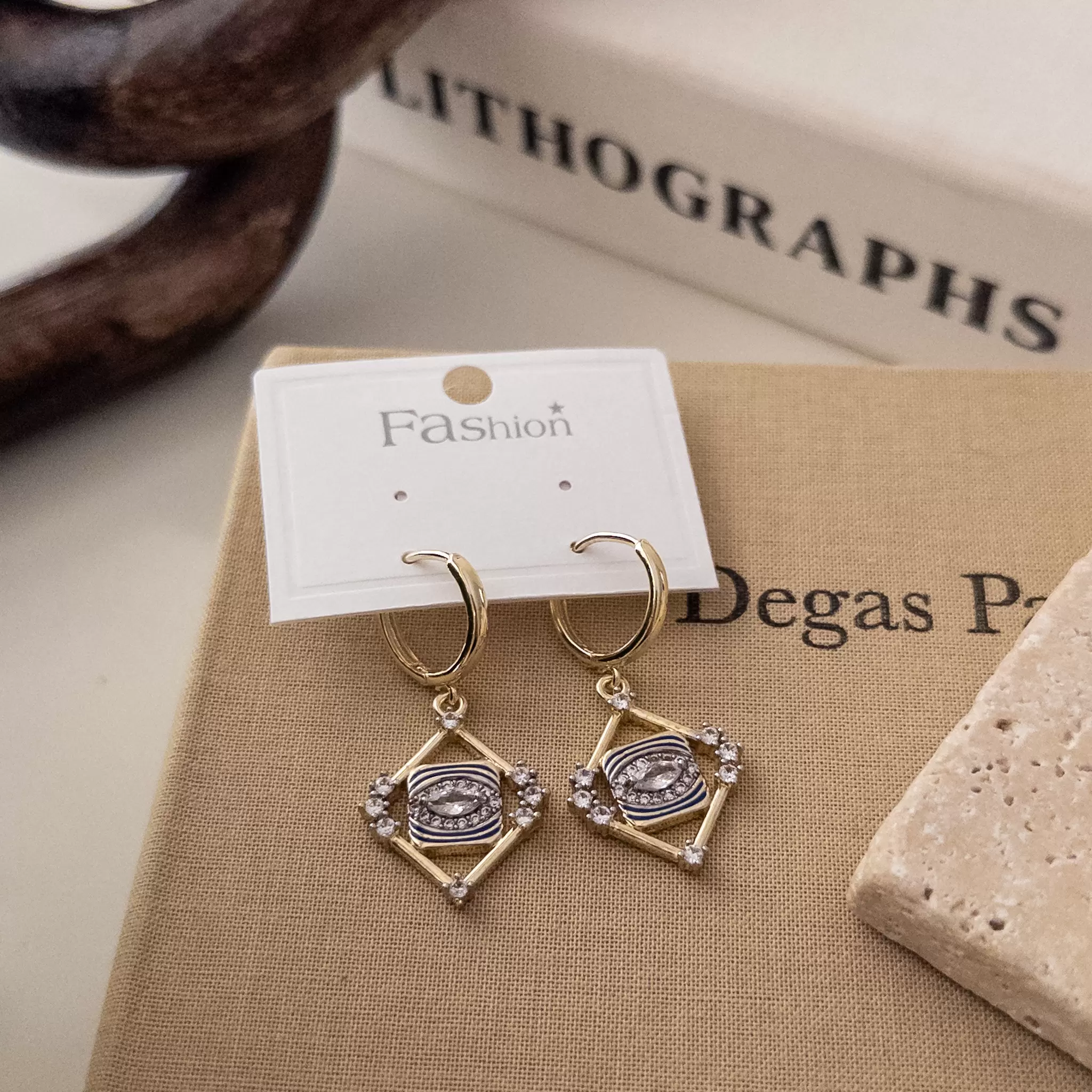 Çift Renk Zirkon Taş İşlemeli Mavi Mine Detaylı Sallantılı Halka Küpe