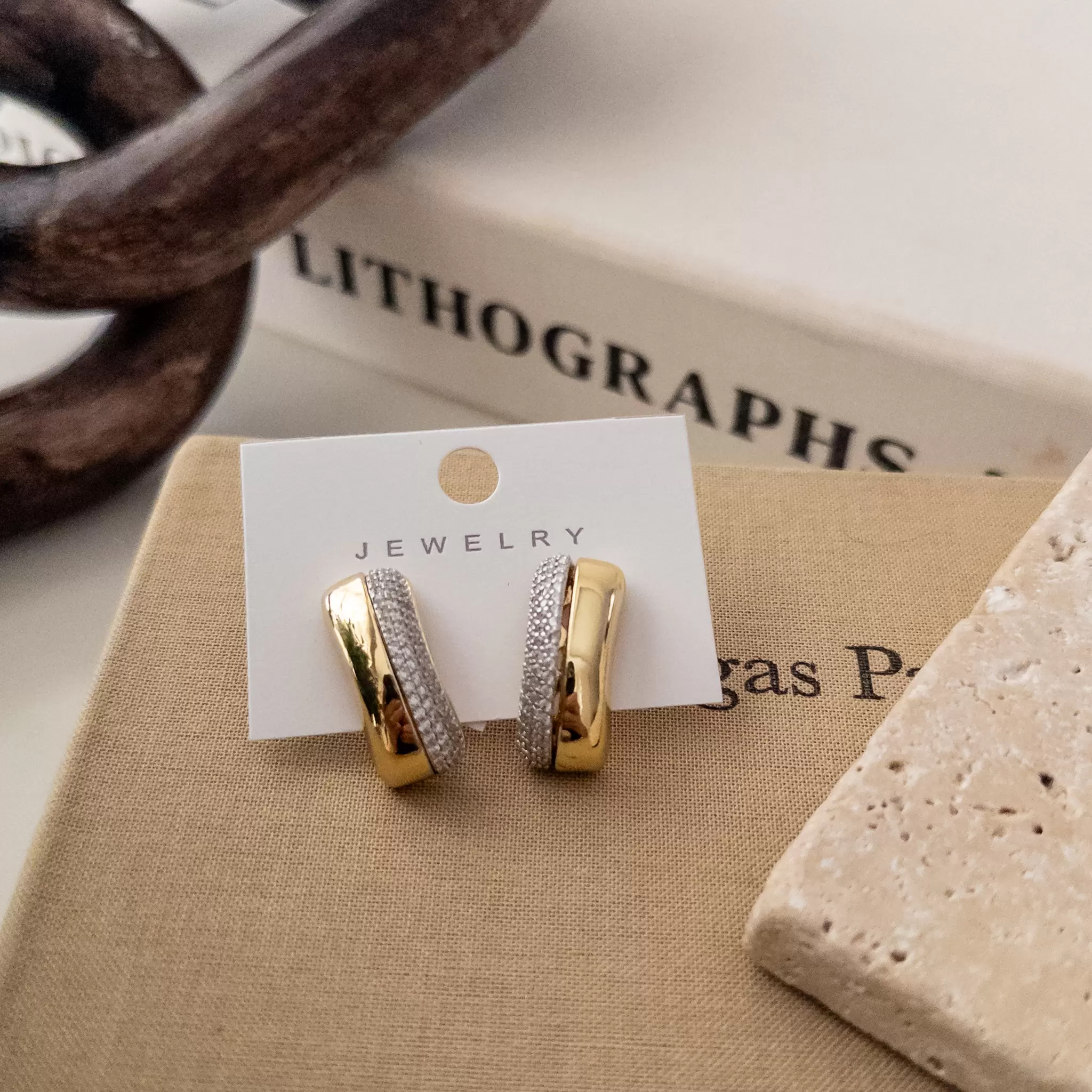 Çift renk Zirkon Taş İşlemeli Tasarım Küpe