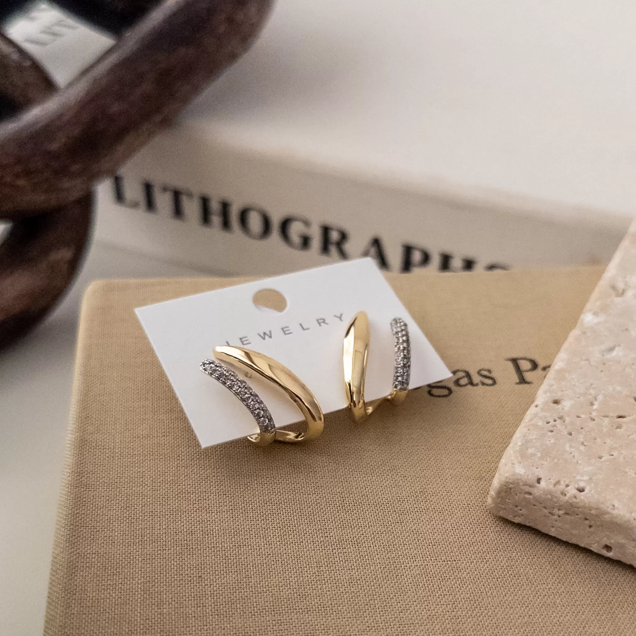 Çift Renk Zirkon Taş İşlemeli Tek Delikte İkili Duran Tasarım Küpe