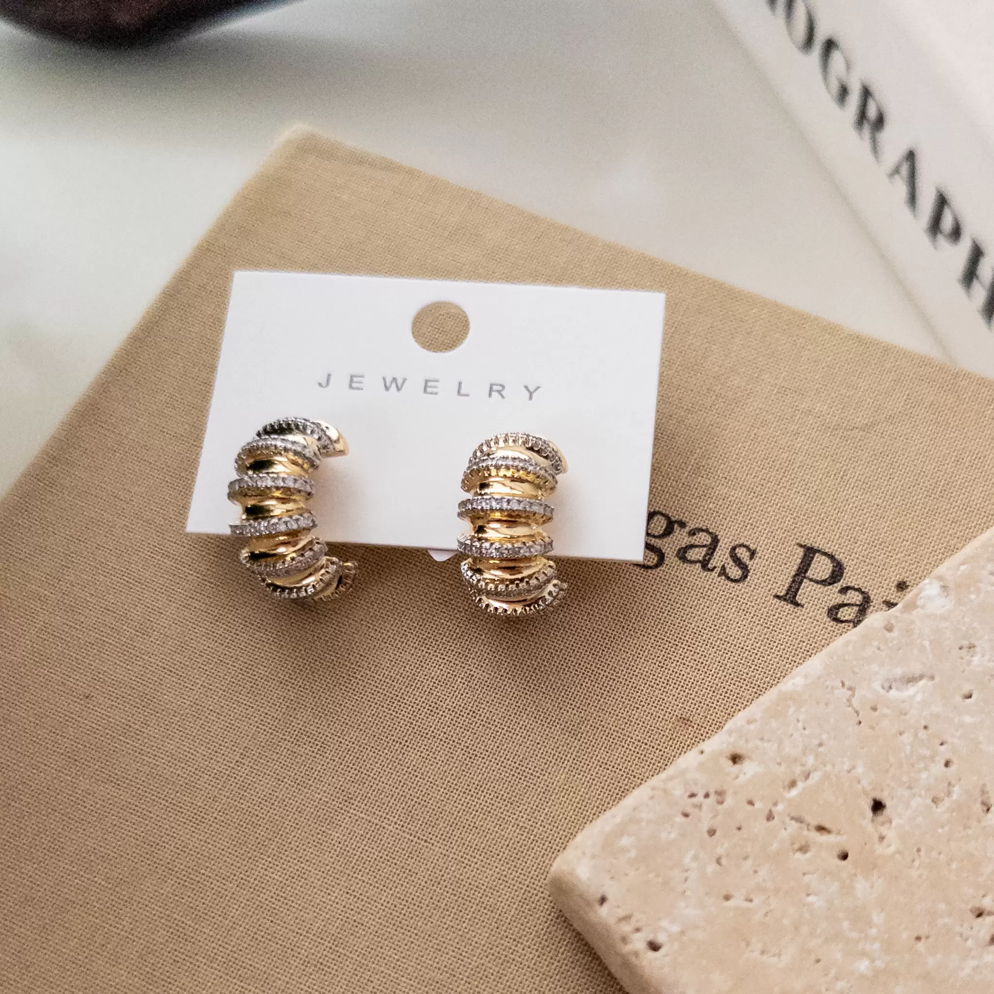 Çift Renk Zirkon Taş İşlemeli Yarım Halka Tombul Küpe