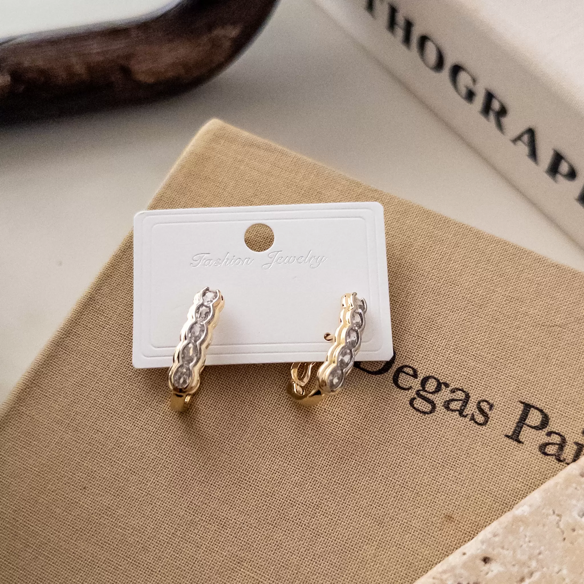 Çift Renk Zirkon Taşlı Tasarım U Küpe