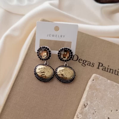 Ezme Plaka Siyah Taş Detaylı Otantik Sallantılı Tarz Küpe